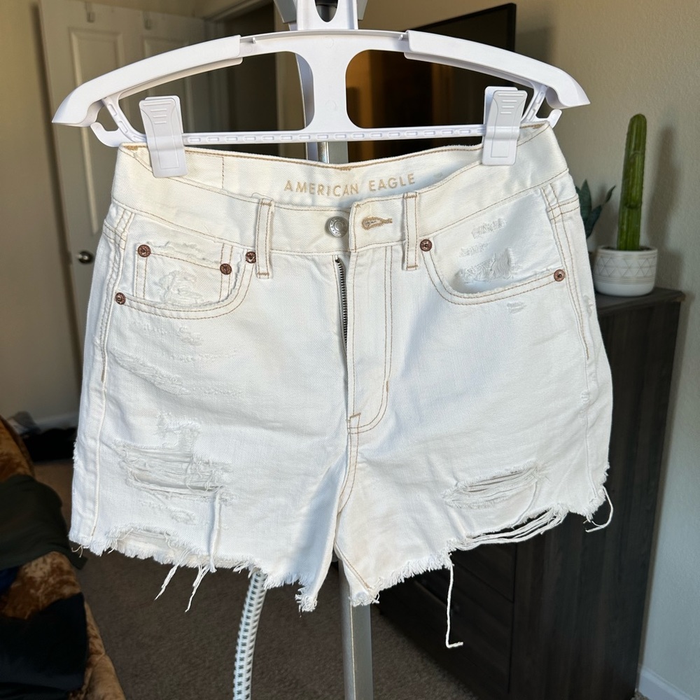 American Eagle white denim shorts size 4 90s boyfriend shorts